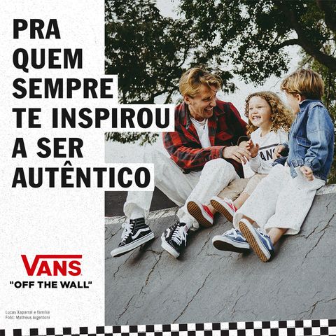 Arte quadrada da campanha. À esquerda, sobre fundo branco, o título “Pra quem sempre te inspirou a ser autêntico” e o logotipo Vans Off the Wall. À direita, foto do pai sorrindo, sentado na borda de uma pista de skate com os dois filhos, todos com roupas e tênis Vans. Uma faixa quadriculada fecha a base.