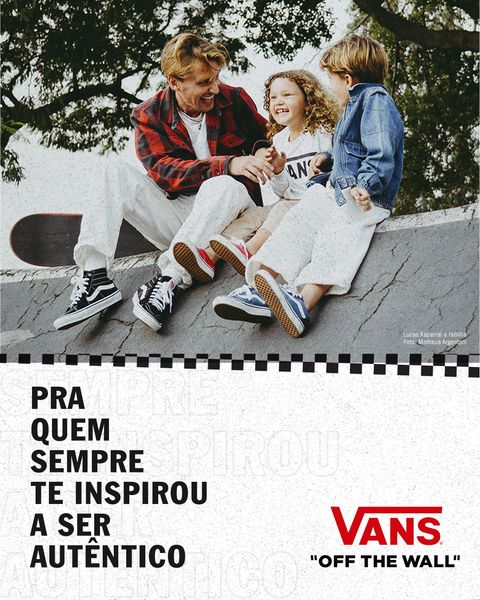 Arte vertical 4:5 da campanha. No alto, foto do pai rindo com os dois filhos sentados na borda de uma pista de skate. Abaixo de uma faixa quadriculada, sobre fundo branco, o título “Pra quem sempre te inspirou a ser autêntico” e o logotipo Vans Off the Wall.